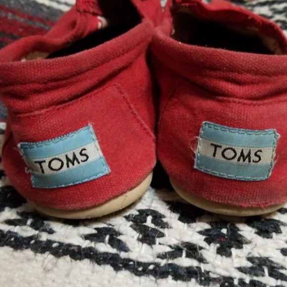 Tom's Red Shoes 7 - Picture 3 of 4